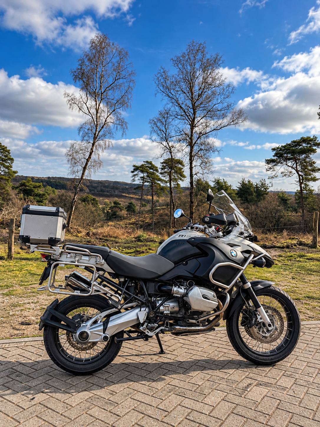 BMW R1200GS Adventure (2008) na onderhoud door OG MotoWorks, buiten in de natuur